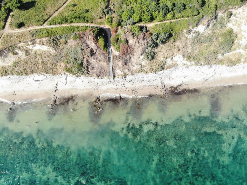 Strand og klint fra oven