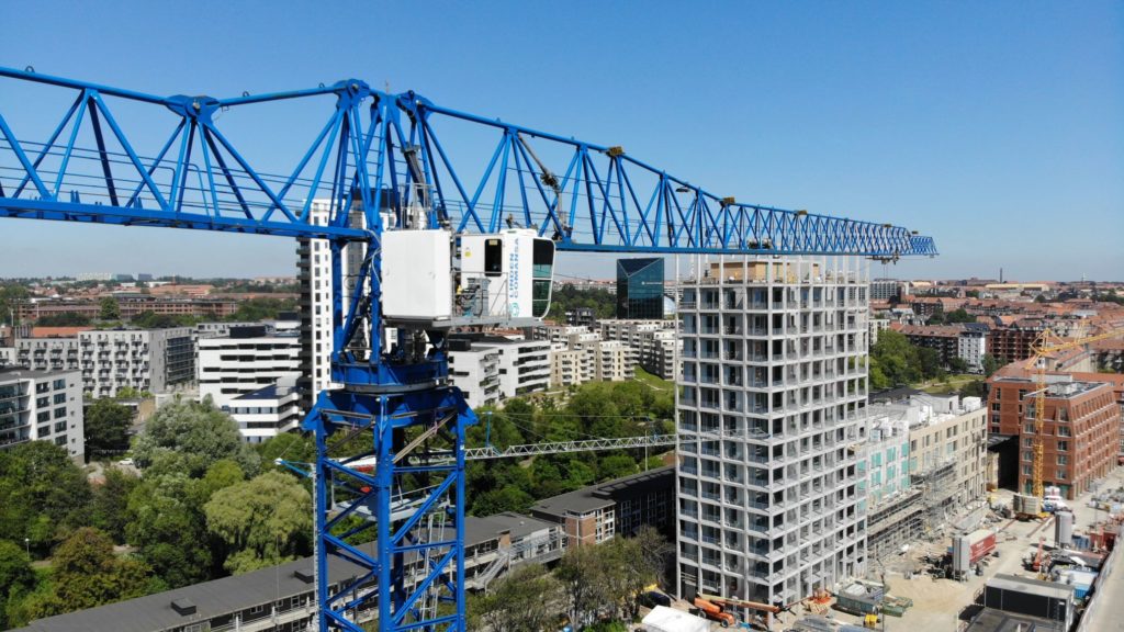 Byggekran ved nyt boligbyggeri