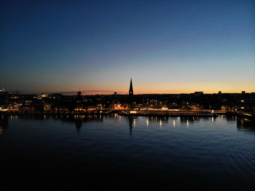 Aarhus by aften set fra vandet
