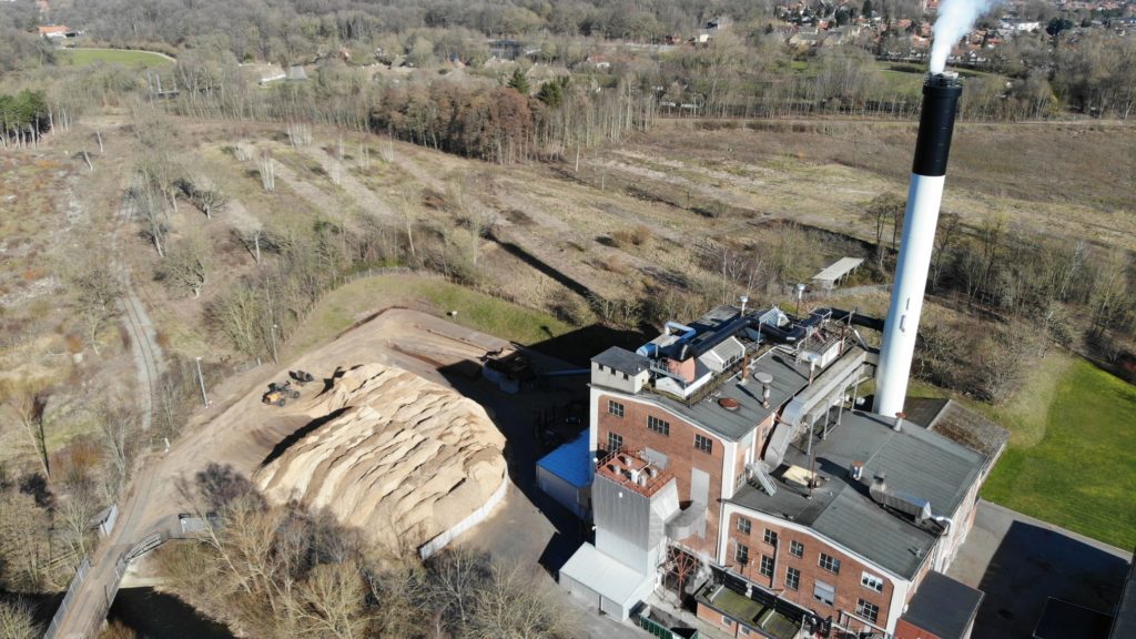 Industribygning med skorsten set fra drone